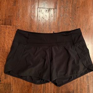 Lululemon Speed Up Mid Rise Lined Short 4”. Size 8. Black.